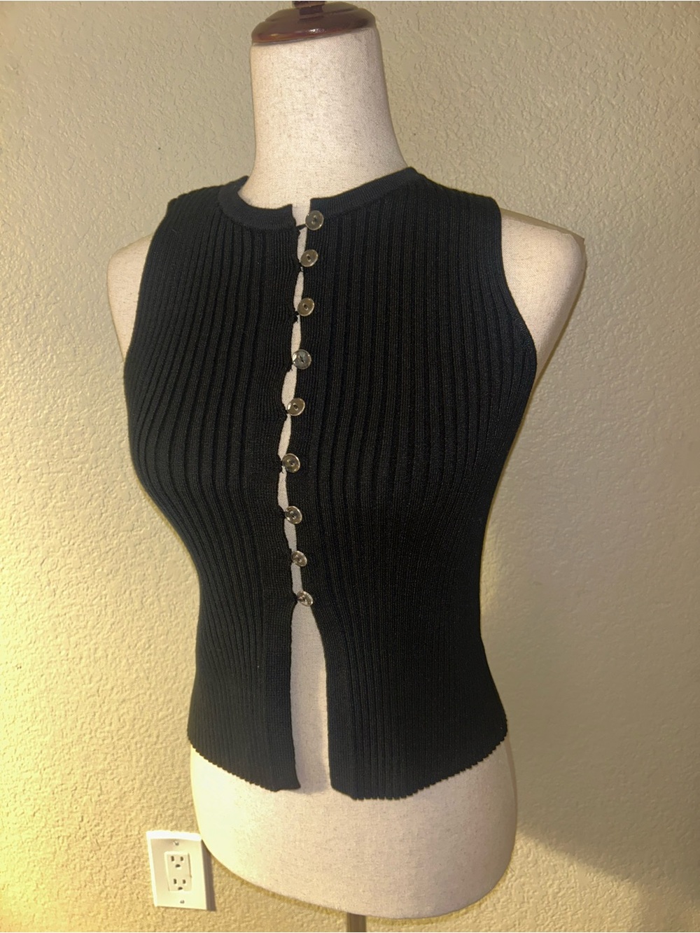 Sleeveless Rib-Knit Button Front Top - Black size medium